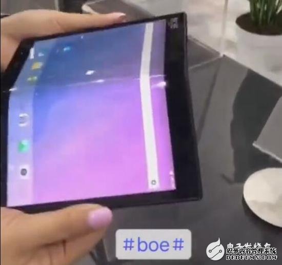 京东方柔性可弯折平板体验：屏幕可对折