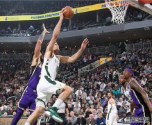 湖人又遭旧将暴揍，绅士举动赢球