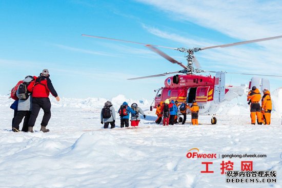 雪龙号破冰船迎救俄国科教船