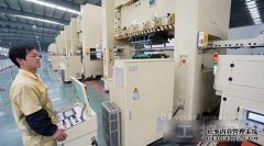 美大“机器换人”：4个人8小时装