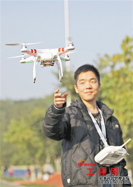 韩卓伟在试飞无人机