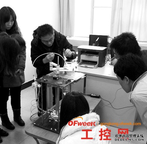 大学生自造3D打印机 一不小心成了国内第一