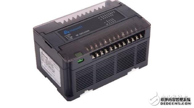 为防止plc和变频器之间的控制信号线受空间电磁场的干扰，可在这些控制信号线的外层接屏蔽线，以提高系统的抗干扰能力。此种接线一定要注意，对屏蔽的接地点只能选取一点。不管是在PLC一边，还是在变频器的一边。一般选在信号接收端，即变频器一边。这样，可提高系统的抗干扰能力。如果屏蔽线在两端都接地，会使屏蔽线上有电流流过，不但不能提高系统的抗干扰的能力，反而会加重外界对PLC的干扰。